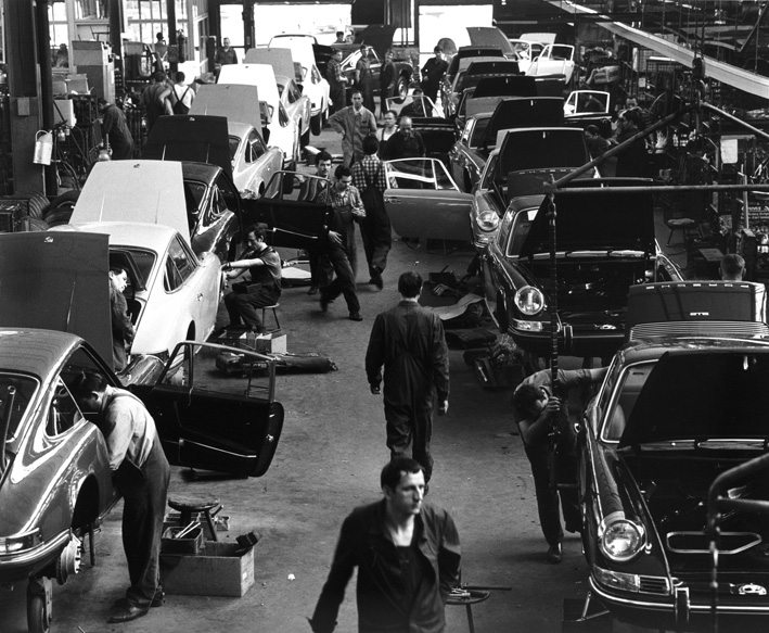 Timm Rautert, Porsche, Zuffenhausen (Endmontage, Blick von oben), 1968, aus der Serie: Porsche AG, 1968