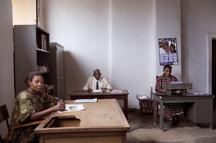 Guy Tillim, Typists, Likasi, DR Congo, 2007, aus der Serie: Avenue Patrice Lumumba
