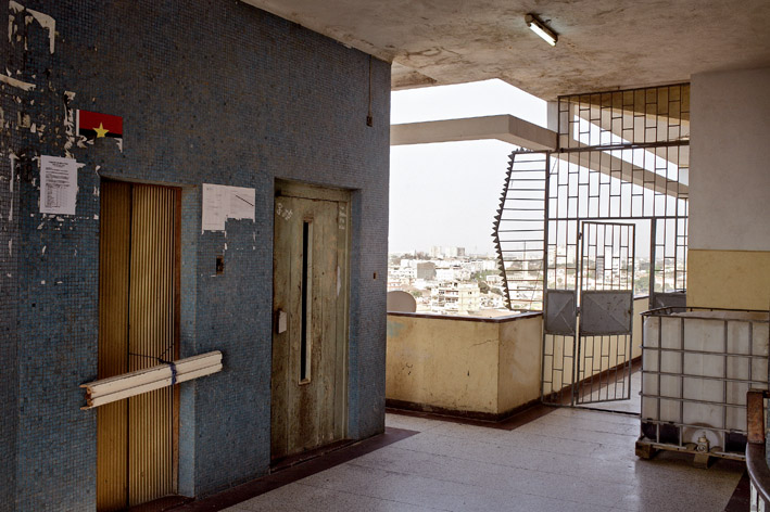 Guy Tillim, Apartment building, Luanda, Angola, 2007, aus der Serie: Avenue Patrice Lumumba