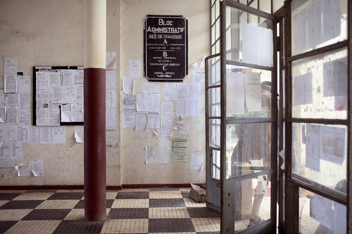 Guy Tillim, Administration building, Antsiranana, Madagascar, 2007, aus der Serie: Avenue Patrice Lumumba