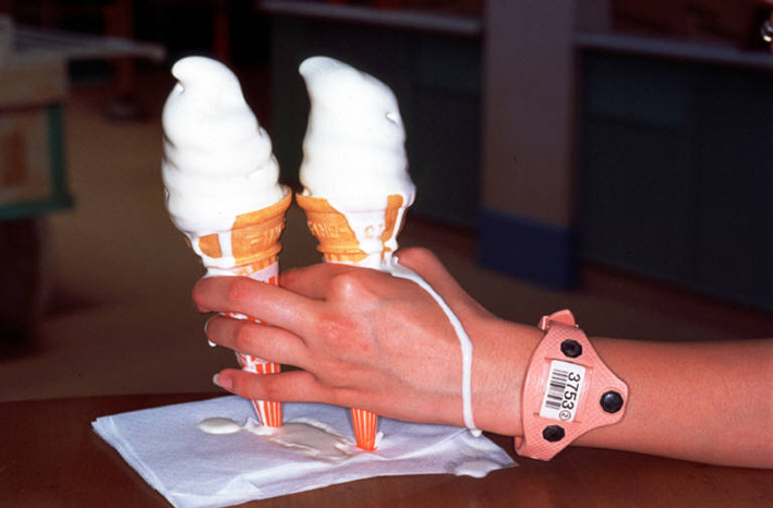 Martin Parr, Melting ice-cream cones, 1995–1999, aus der Serie: Common Sense