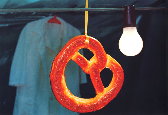 Martin Parr, Pretzel hanging, 1995–1999, aus der Serie: Common Sense