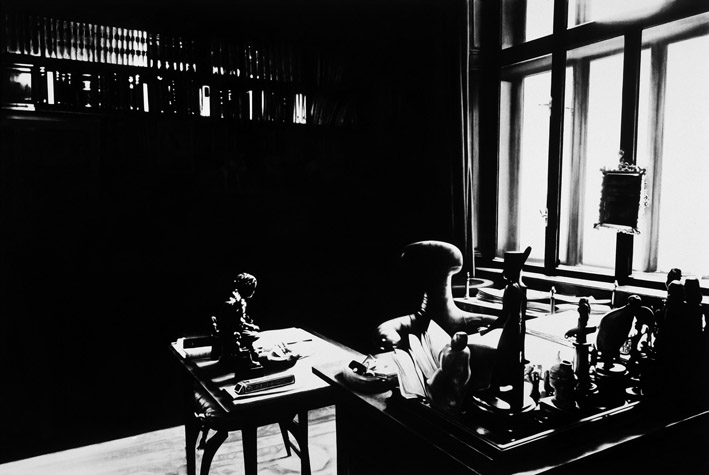Robert Longo, Untitled. (View of Study Room with Books, Desk and Windows, 1938), 2002, aus der Serie: The Freud Cycle