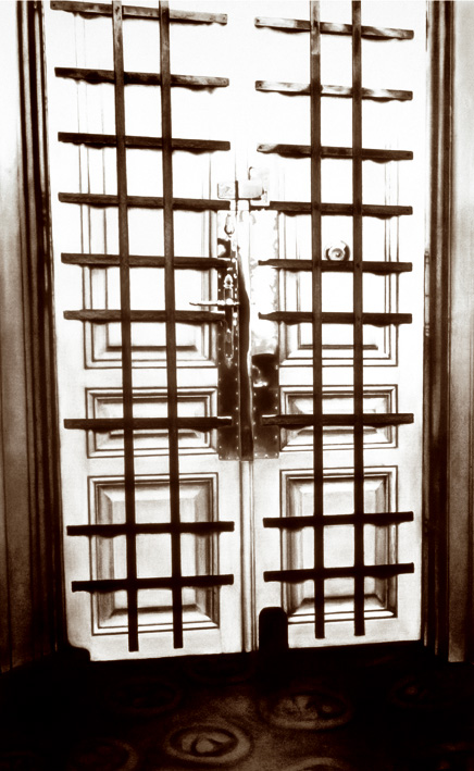 Robert Longo, Untitled. (Front Door with Bars, 1938), 2003, aus der Serie: The Freud Cycle