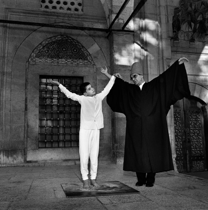 Giorgia Fiorio, Sema Lesson. Whirling Dervishes Mevlevi. Konya, Turkey, 2004/2010, aus der Serie: The Gift, 2000–2009